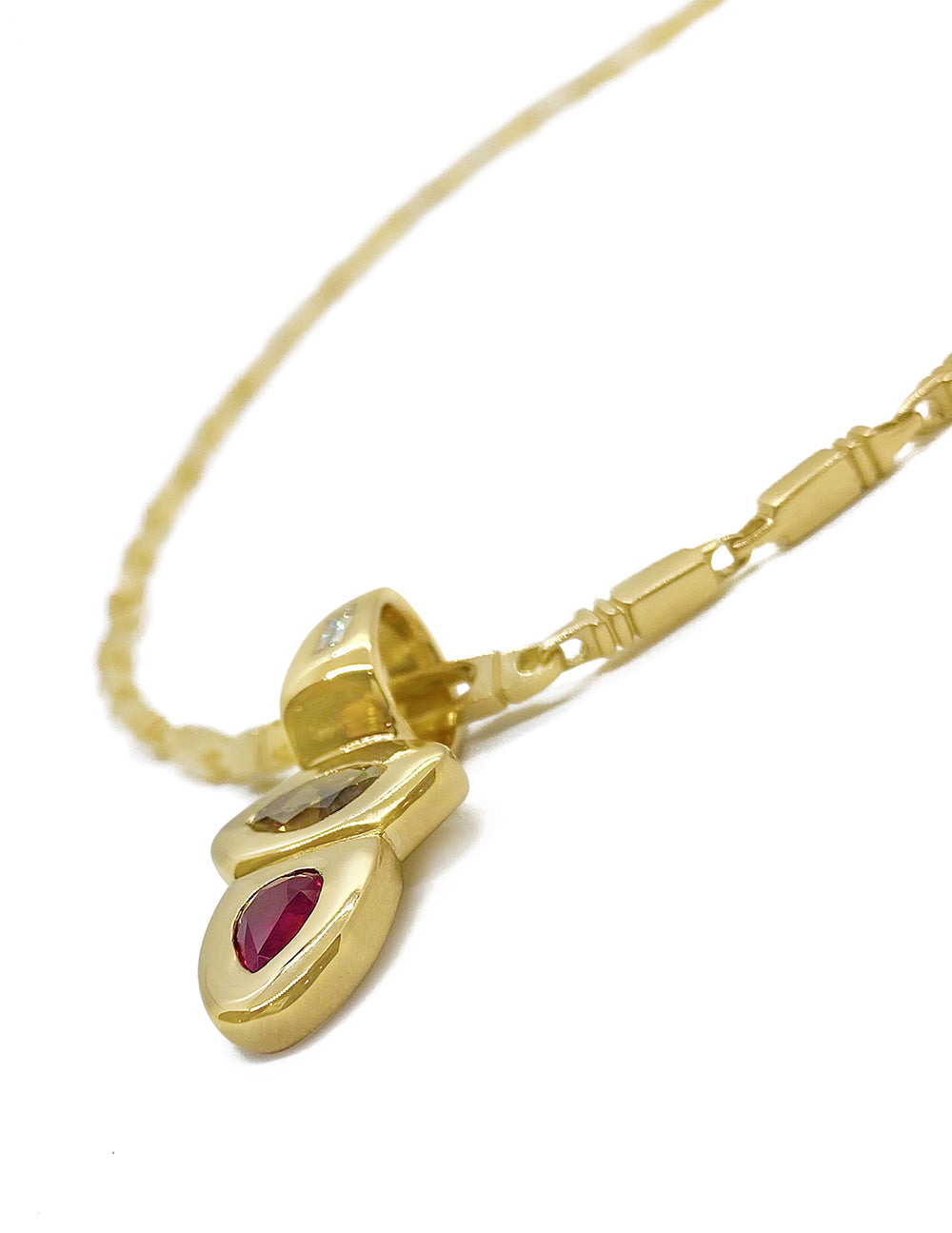 THE YELLOW DIAMOND ARROWHEAD PENDANT